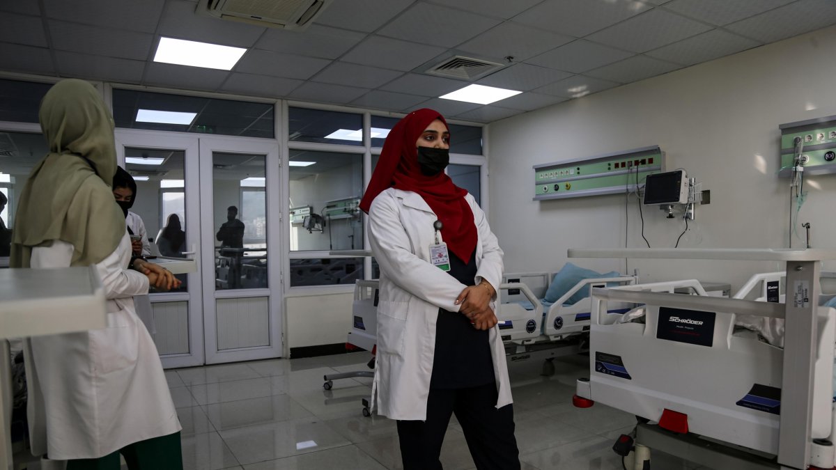 La estudiante afgana de enfermería y obstetricia Shakila Nouri practica enfermería y obstetricia en un hospital privado en Kabul.