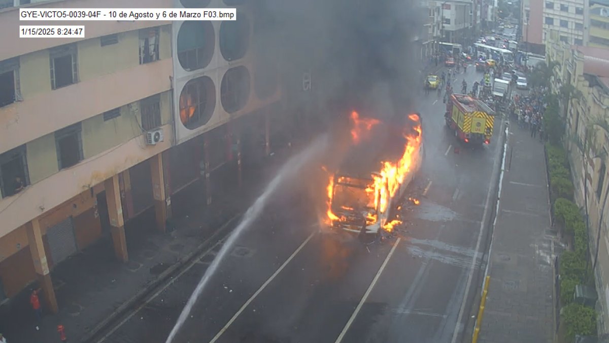Un bus de transporte urbano se incendió en las calles 10 de Agosto y 6 de Marzo, en el centro de Guayaquil, la mañana de este miércoles 15 de enero.