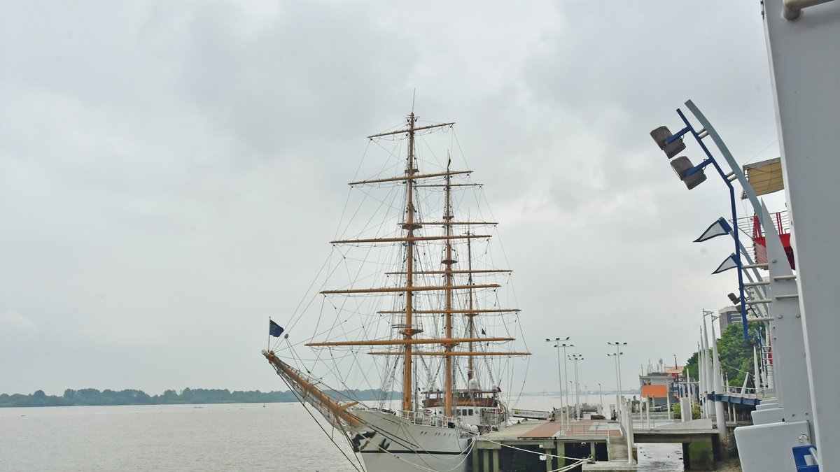 Hay proyectos para implementar la transportación fluvial sobre el río Guayas.