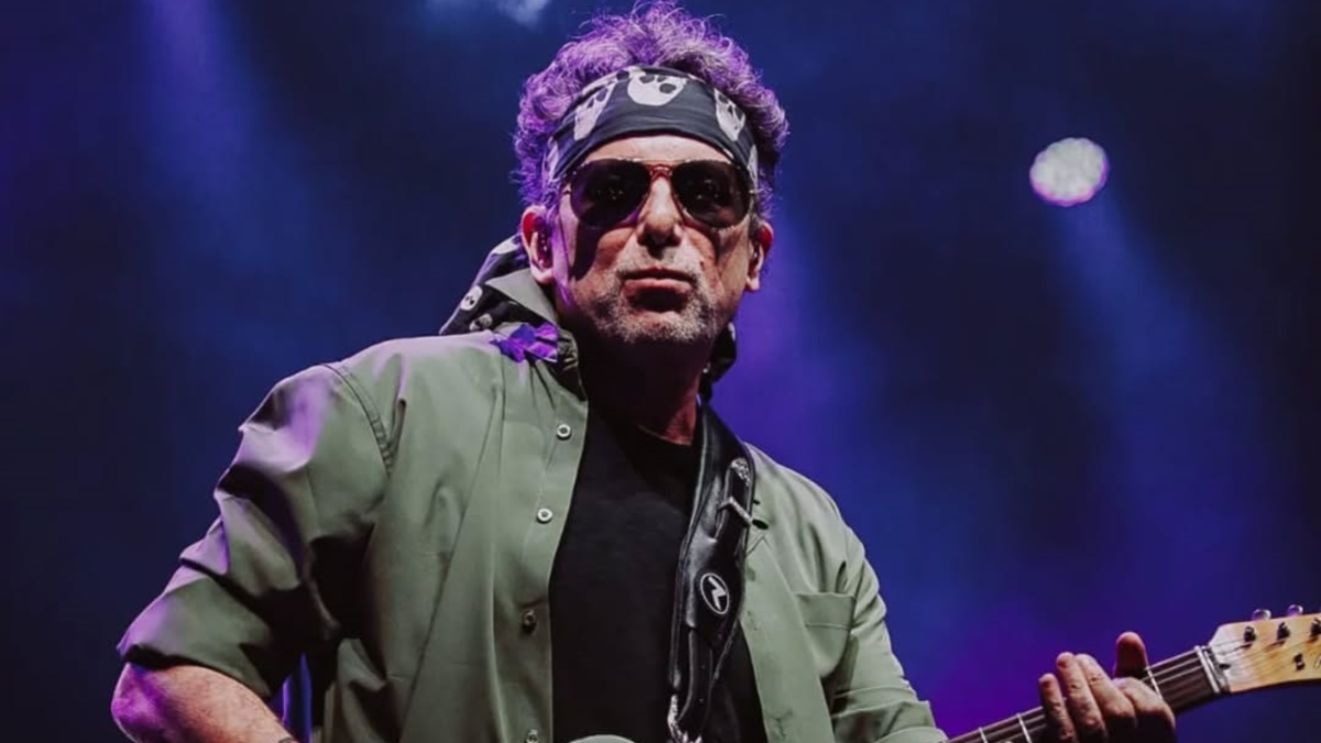 Andrés Calamaro es uno de los artistas más influyentes y prolíficos de la música en español.