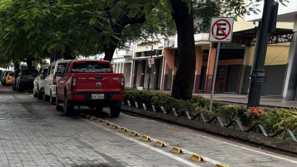 Usuarios de ciclovías reclaman porque varias de ellas están siendo invadidas.
