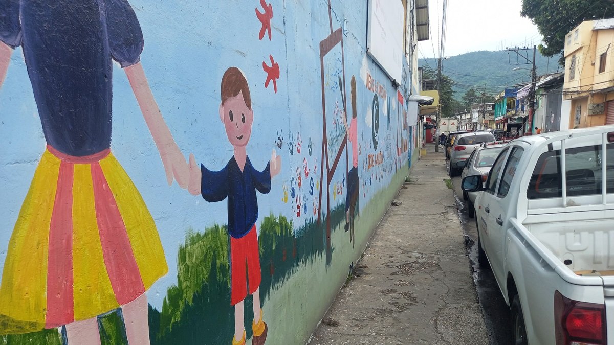 Estudiantes de una escuela en Mapasingue Oeste fueron evacuados por fuertes olores.