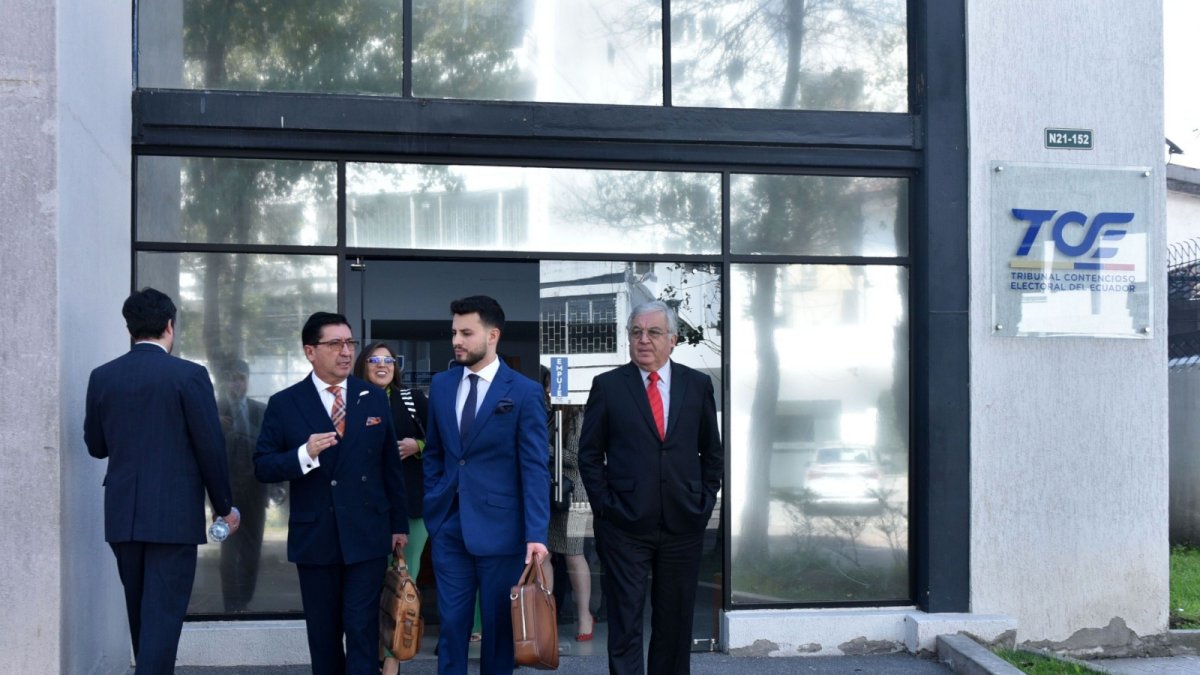 El abogado de Pabel Muñoz, Nelson López (i), solicitó al juez Ángel Torres, que desista y no se aparte de la causa generada por la denuncia contra el alcalde.