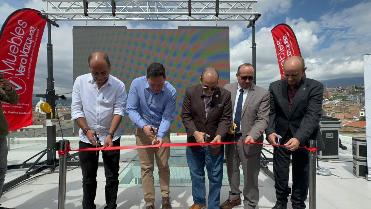 Evento. En la Feria de la Construcción, Vivienda y Decoración de Cuenca, el ministro Humberto Plaza oficializó la elaboración de un Acuerdo Ministerial para el desarrollo de proyectos de vivienda.