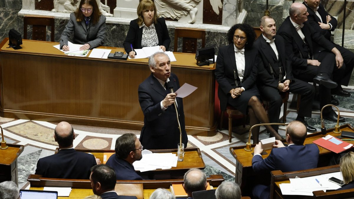 El primer ministro Francois Bayrou (C), responde a los diputados que hablaron después de su declaración de política general en la Asamblea Nacional en París el 14 de enero de 2025.