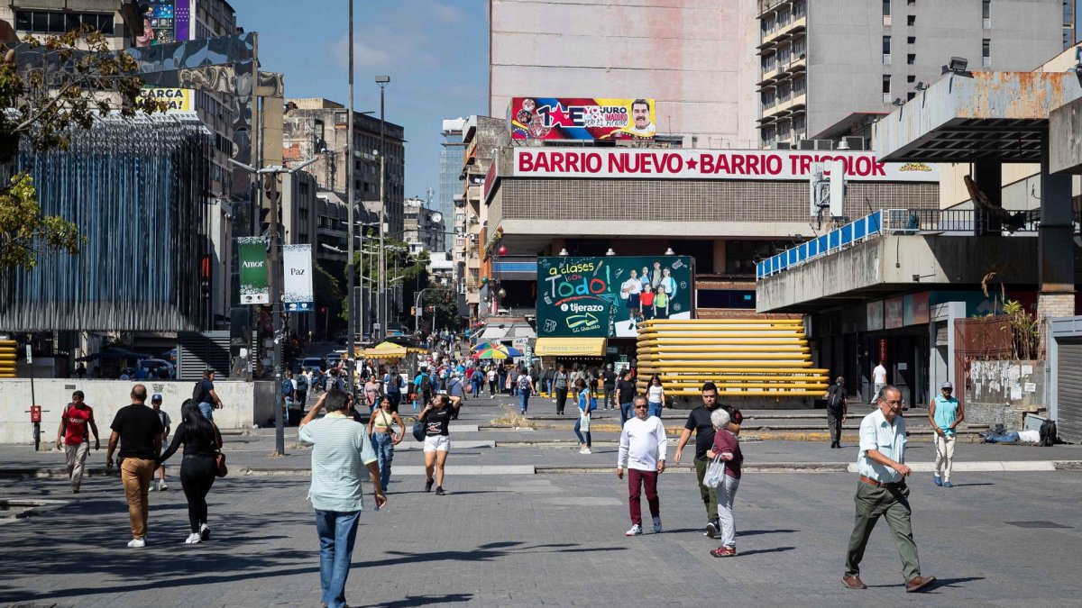 Varias personas caminan por una calle este martes, en Caracas (Venezuela).