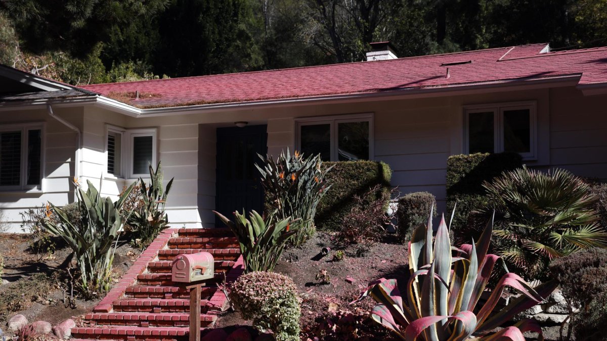 Una casa está cubierta con retardante de fuego en el barrio de Pacific Palisades en Los Ángeles, California, EE.UU., el 12 de enero de 2025.