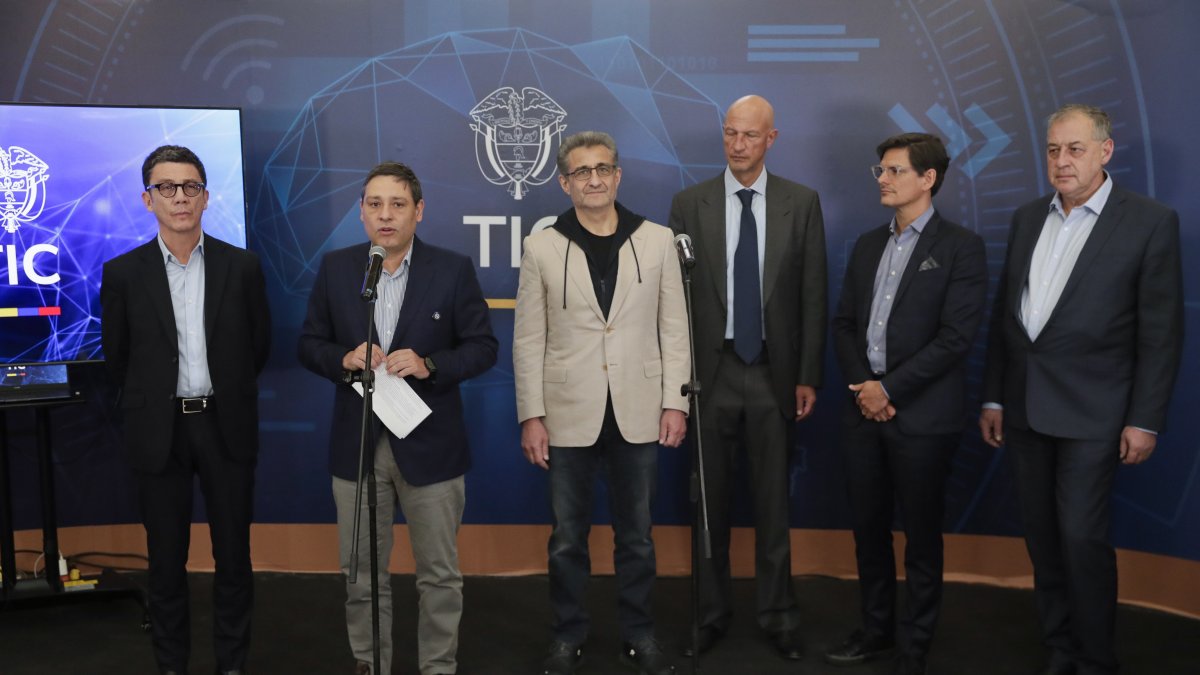 Alianza.- El ministro de Tecnologías de la Información y las Comunicaciones de Colombia, Mauricio Lizcano (2-i), habla junto al socio gerente de SUR Holdings, Stan Chudnovsky (c).