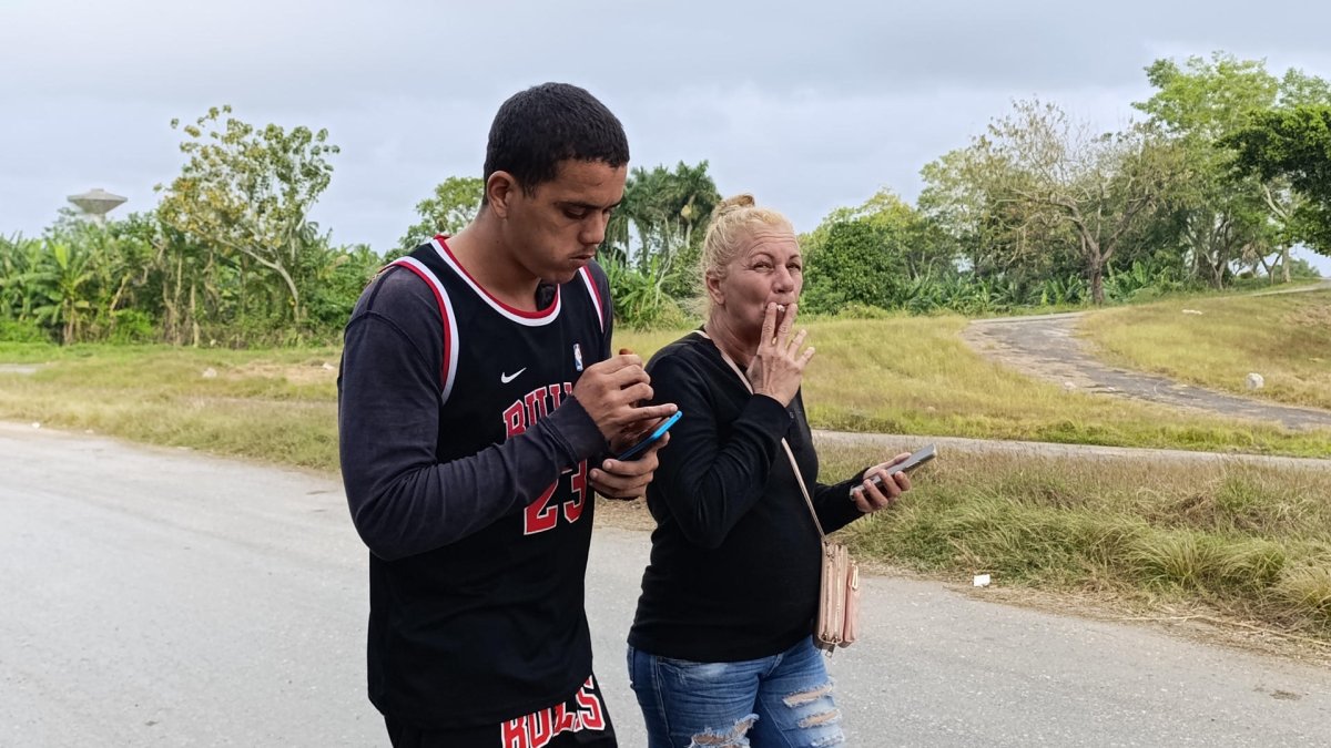 El cubano Dariel Cruz García camina junto a su madre Yaquelin Cruz García este miércoles, su salida de la prisión 1580 en La Habana (Cuba).