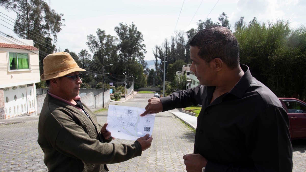 Los vecinos del barrio El Trigal muestran el proyecto de la UTE.