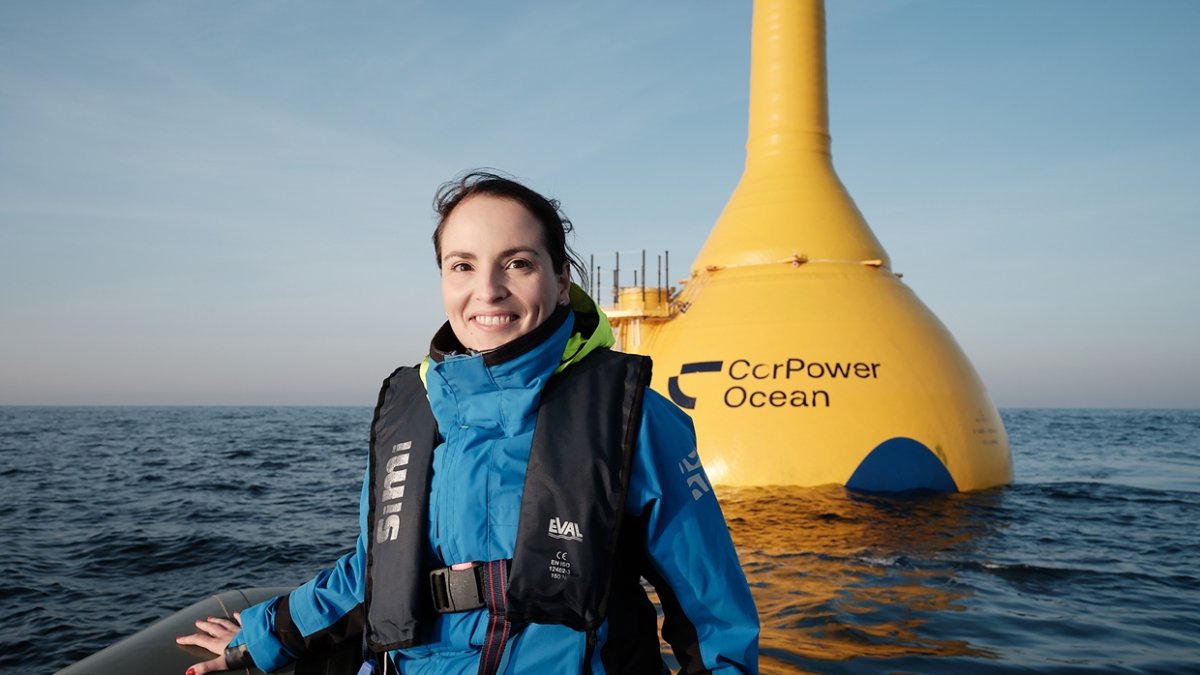 Una especialista de CorPower junto a boya WEC-C4 experimental.