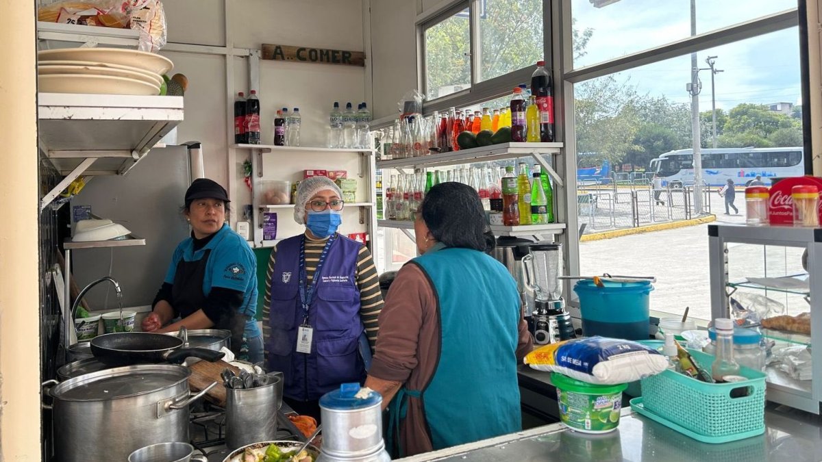 Inspección. Los técnicos ingresaron a locales y kioscos de la terminal terrestre de Quitumbe.