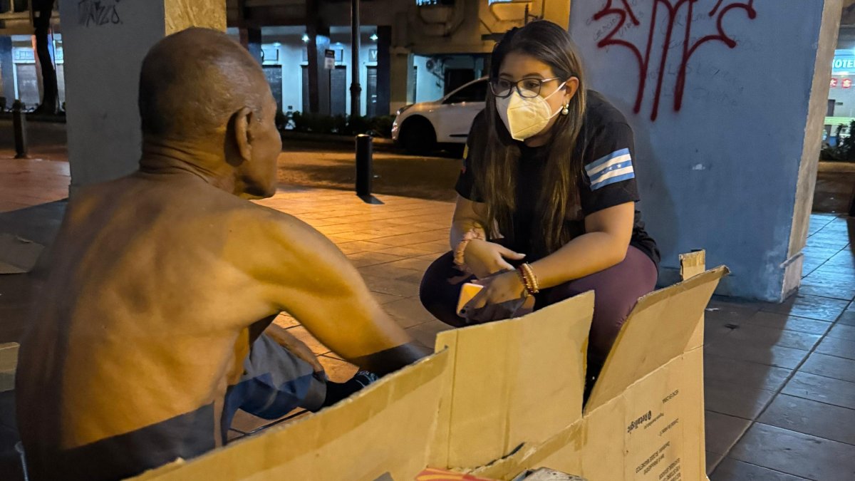 Voluntariado. Alrededor de 100 personas salen todos los jueves a alimentar a las personas sin hogar de Guayaquil.