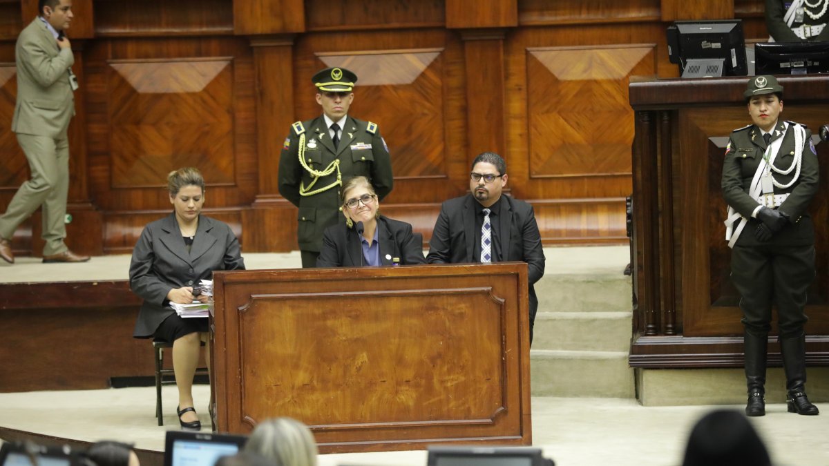 La ministra del Interior Mónica Palencia y detrás de ella Lyonel Calderón, su delegado para el Isspol