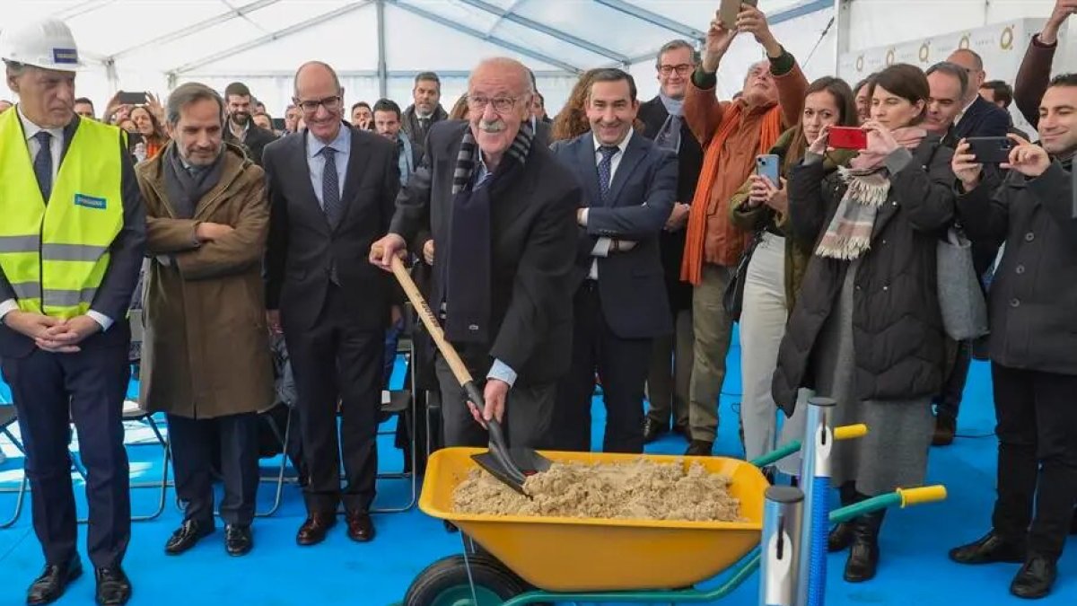 Empresa. El momento que ponen la primera piedra de la empresa Tebrio.