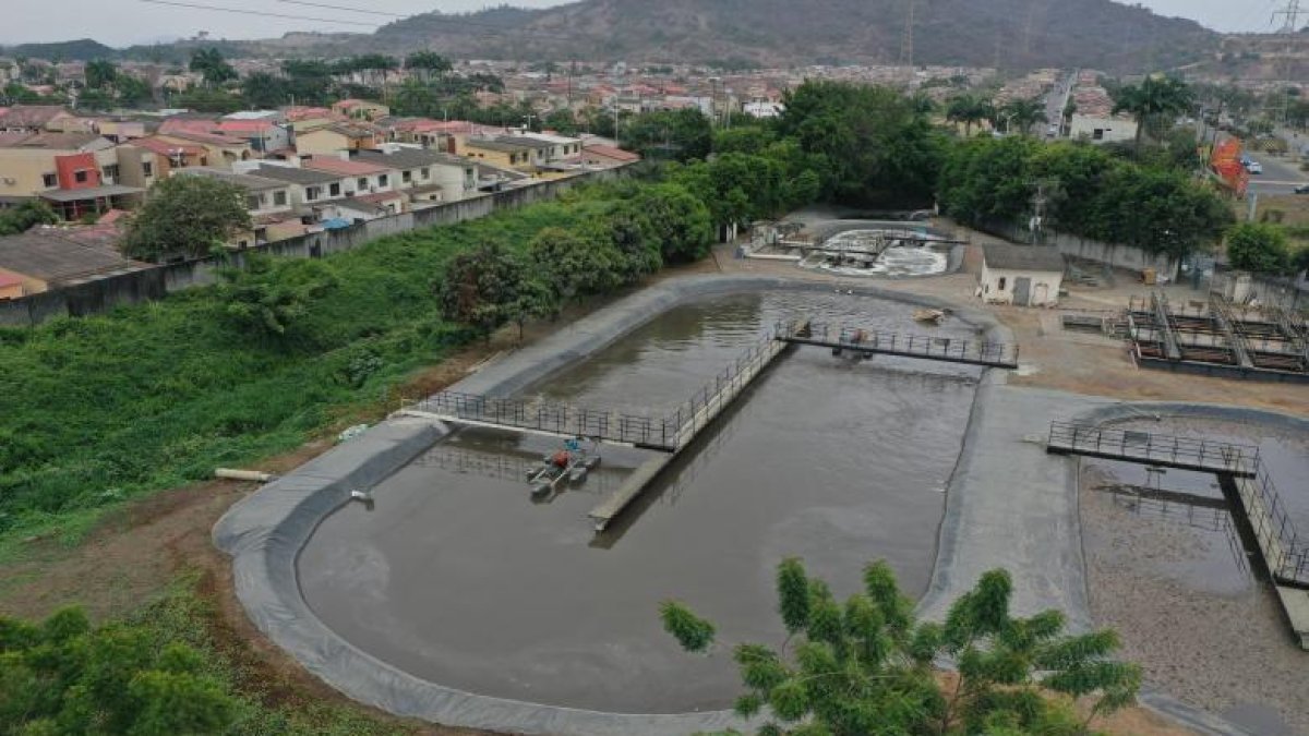 En diciembre pasado, la ministra de Ambiente realizó un recorrido en la planta de tratamiento de aguas residuales de Guayaquil para evaluar las tomas de muestras que realizan en el río Daule