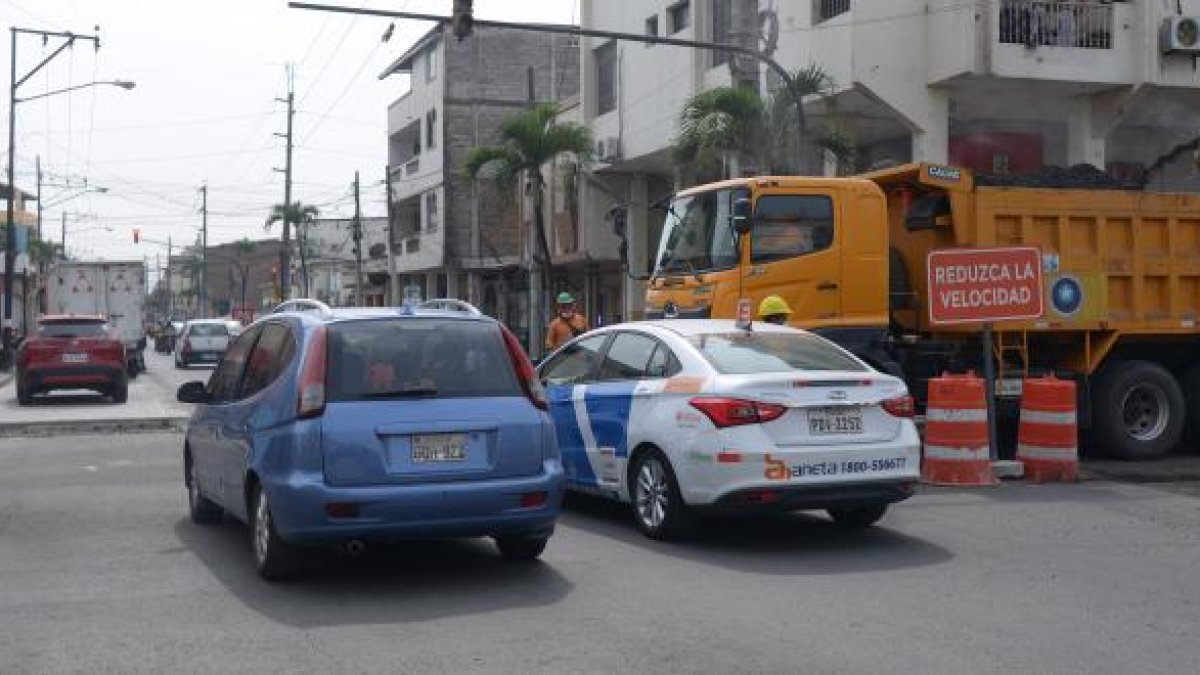 El tráfico de la ciudad, obstaculizado por obras y semáforos dañados.
