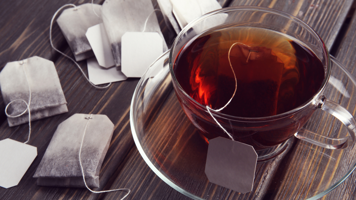 Las bolsas de té también contienen microplásticos.