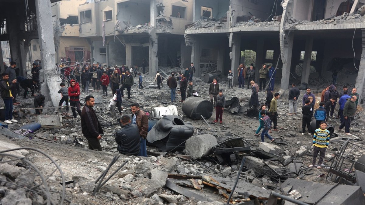 La gente revisa los escombros de los edificios alcanzados por los ataques israelíes la noche anterior en Jabalia, en el norte de la Franja de Gaza, el 16 de enero de 2025