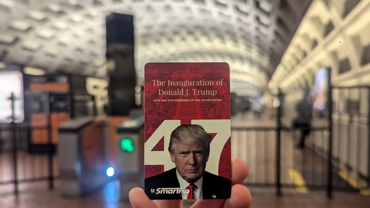 Una persona sostiene una tarjeta del metro conmemorativa con la imagen del presidente electo de Estados Unidos Donald Trump
