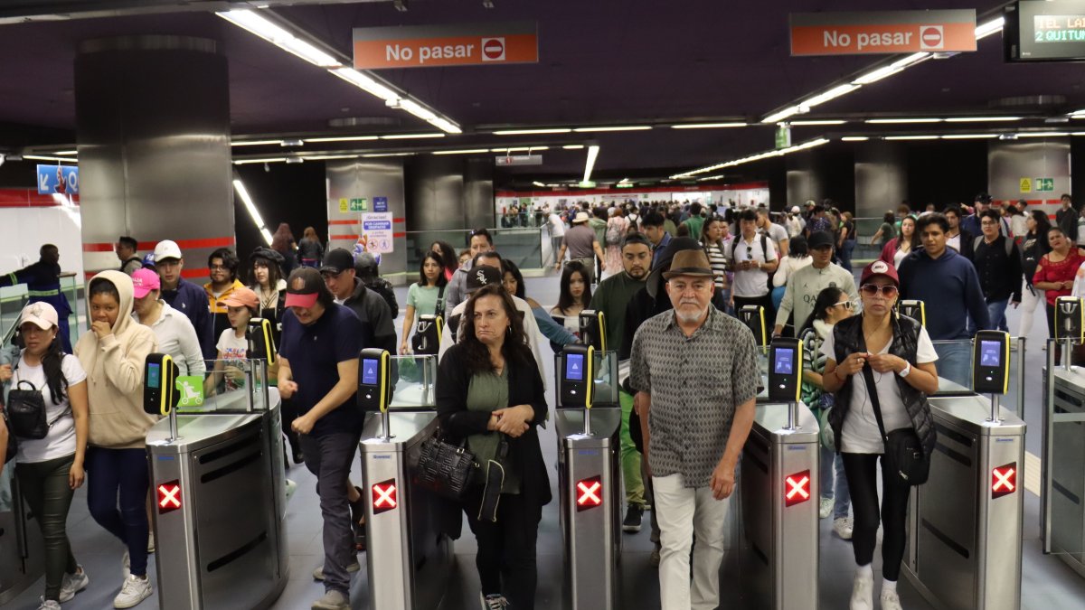 Los usuarios del Metro de Quito reportaron errores en los saldos de la cuenta que usan para recargar y viajar en los trenes.