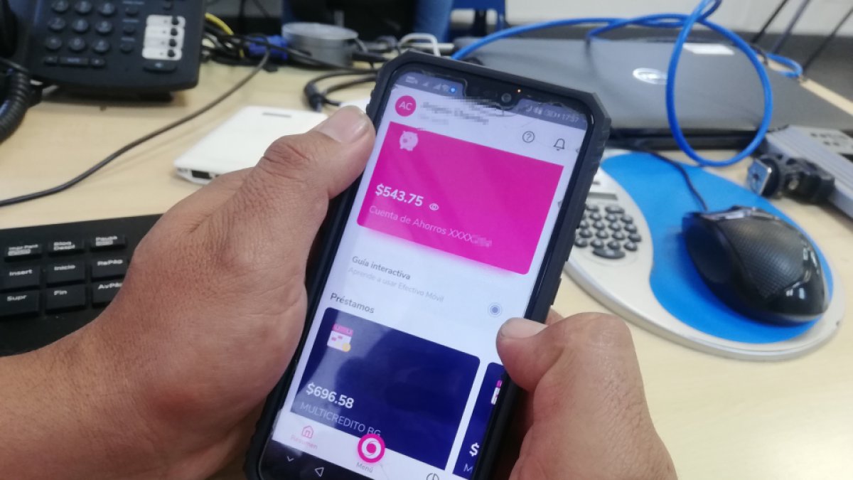 Tecnología. Una persona hace una transferencia bancaria de manera virtual.