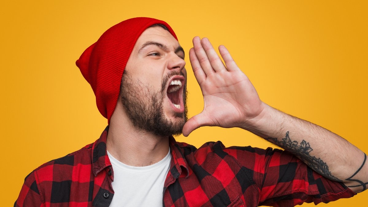 ¿Voz alta, emociones fuertes? La psicología detrás del tono de voz alto.