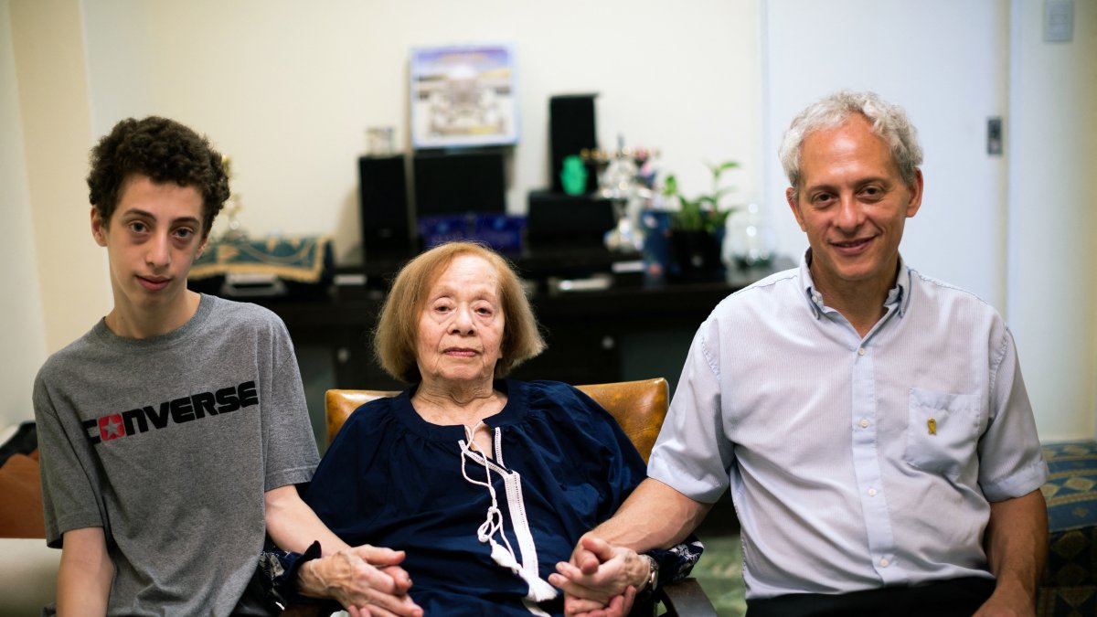 La sobreviviente del Holocausto Sarolta Gartner (C), de 96 años, posa para una foto con su hijo Alejandro Roth (D) y su nieto Bruno Roth durante una entrevista en Buenos Aires.