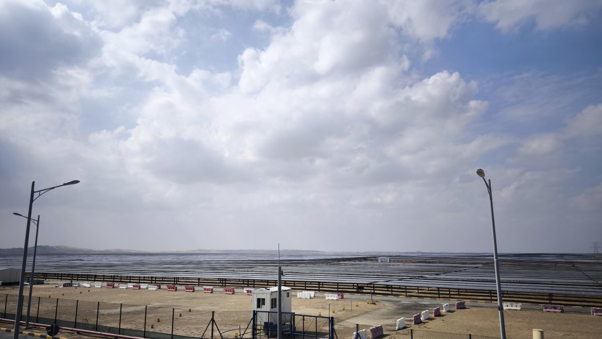 Imagen de la planta Al Dhafra Solar PV2, la considerada planta fotovoltaica más grande del mundo, situada al sur de Abu Dabi.