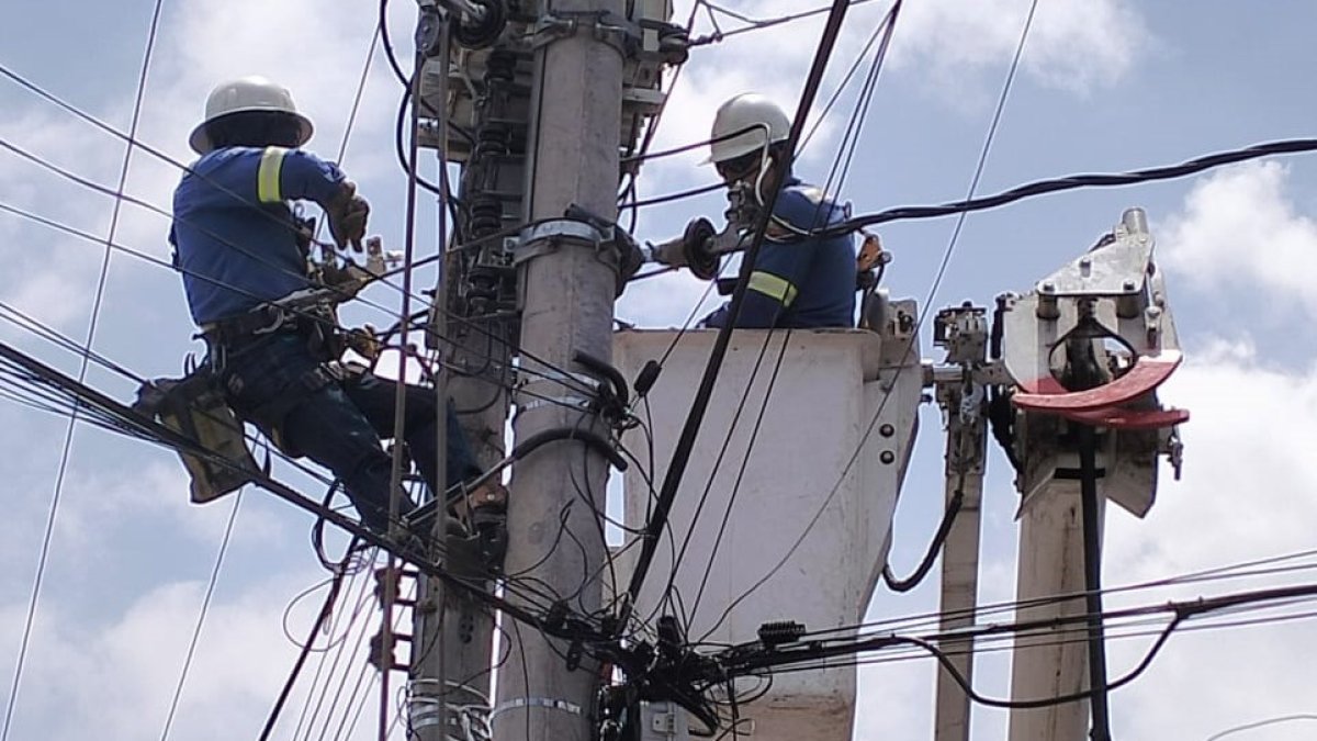 La Empresa Eléctrica Quito señaló que su personal acudió a las subestaciones desde donde se generaba el corte de luz.