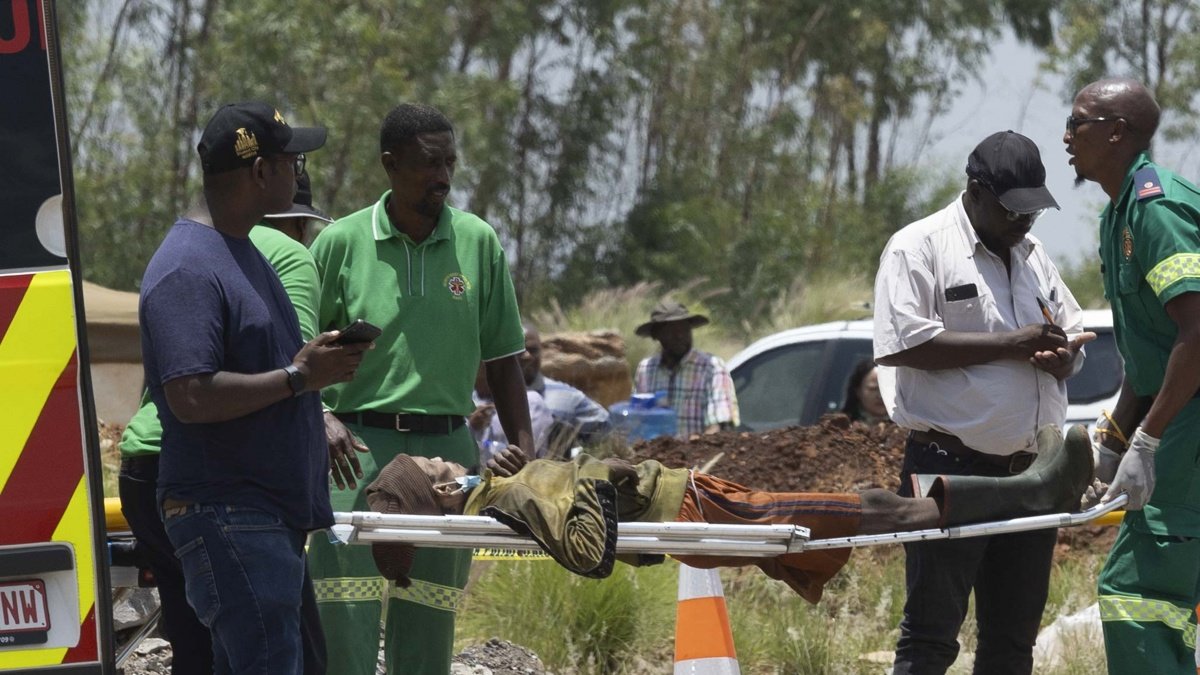 Un minero emancipado es trasladado en una camilla tras ser rescatado de las profundidades