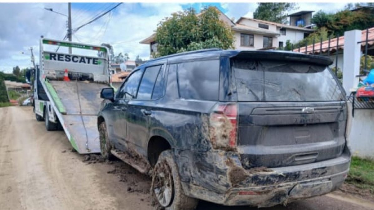 El vehículo blindado que transporta al alcalde de Cuenca, Cristian Zamora quedó con varios daños visibles en la carrocería.