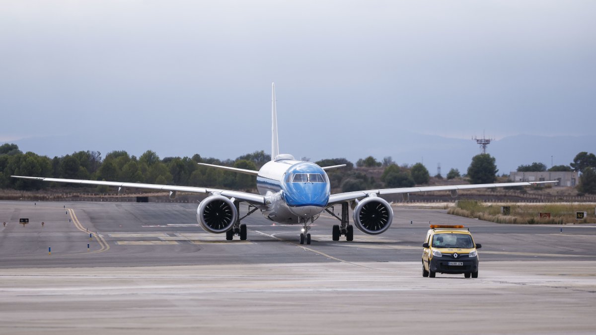 Fotografía der archivo de un avión en un aeropuerto.