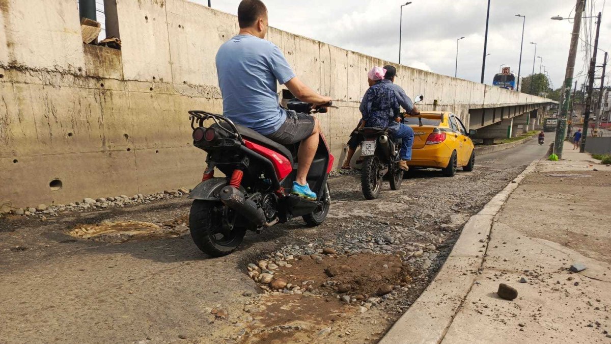 Situación. En las calles adyacentes se muestra el deterioro del puente en las noches completamente oscuro.