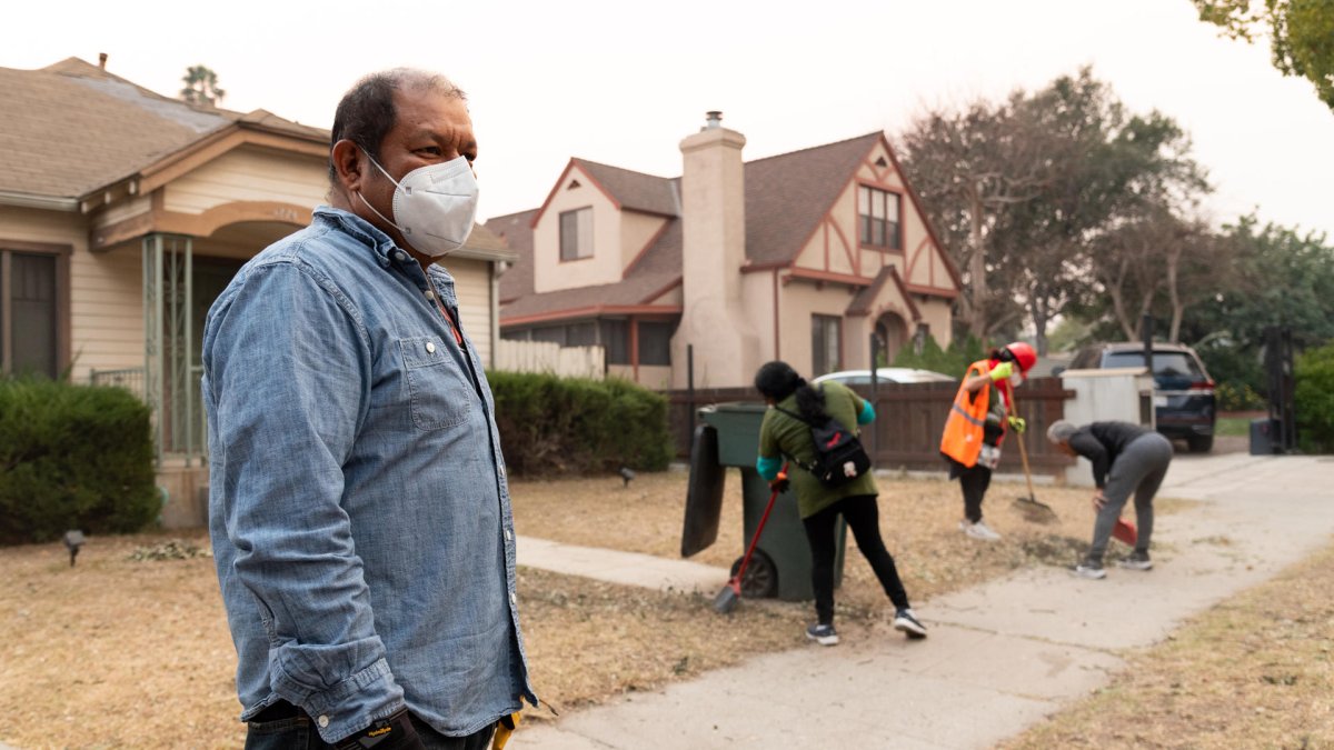 Jornaleros indocumentados durante una jornada de remoción de árboles caídos en las zonas afectadas por los fuertes vientos y los mortales incendios en Los Ángeles.