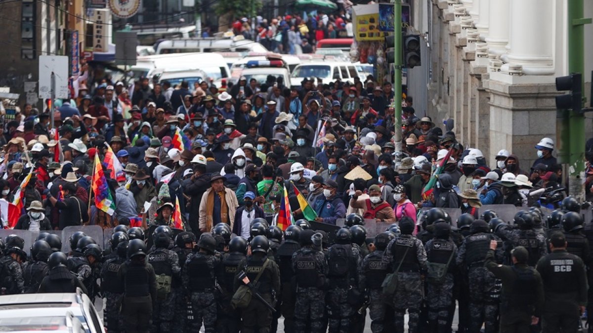 La Paz. Policías bloquean a simpatizantes del expresidente Evo Morales