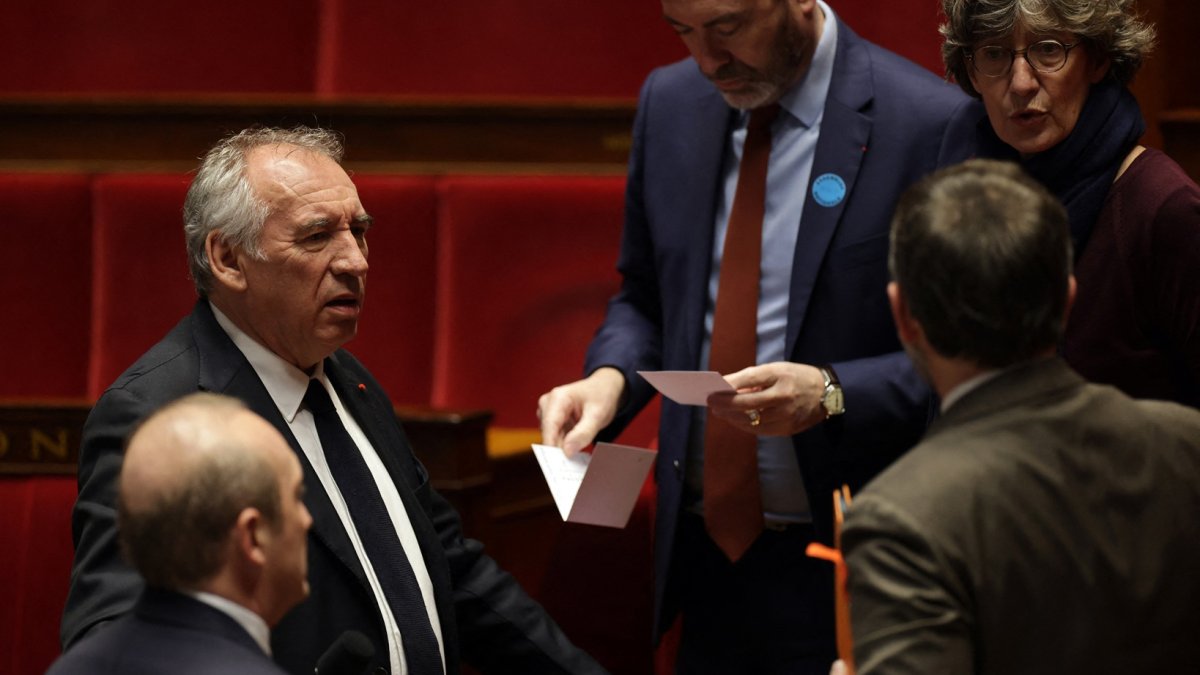 El primer ministro francés, Francois Bayrou, es visto después del voto de censura sobre su administración en la Asamblea Nacional en París, el 16 de enero de 2025.