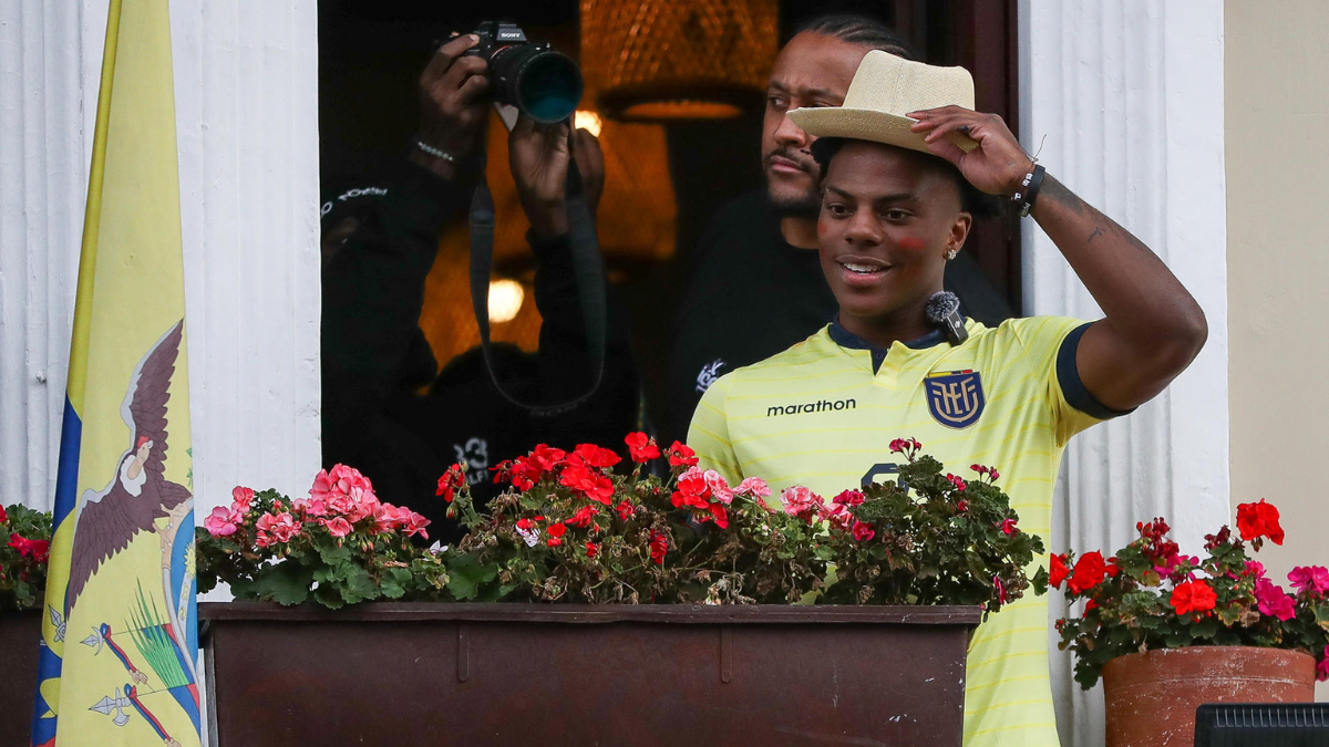 El youtuber estadounidense Speed ​​saluda a la ciudad de Quito, Ecuador, el 16 de enero de 2025.