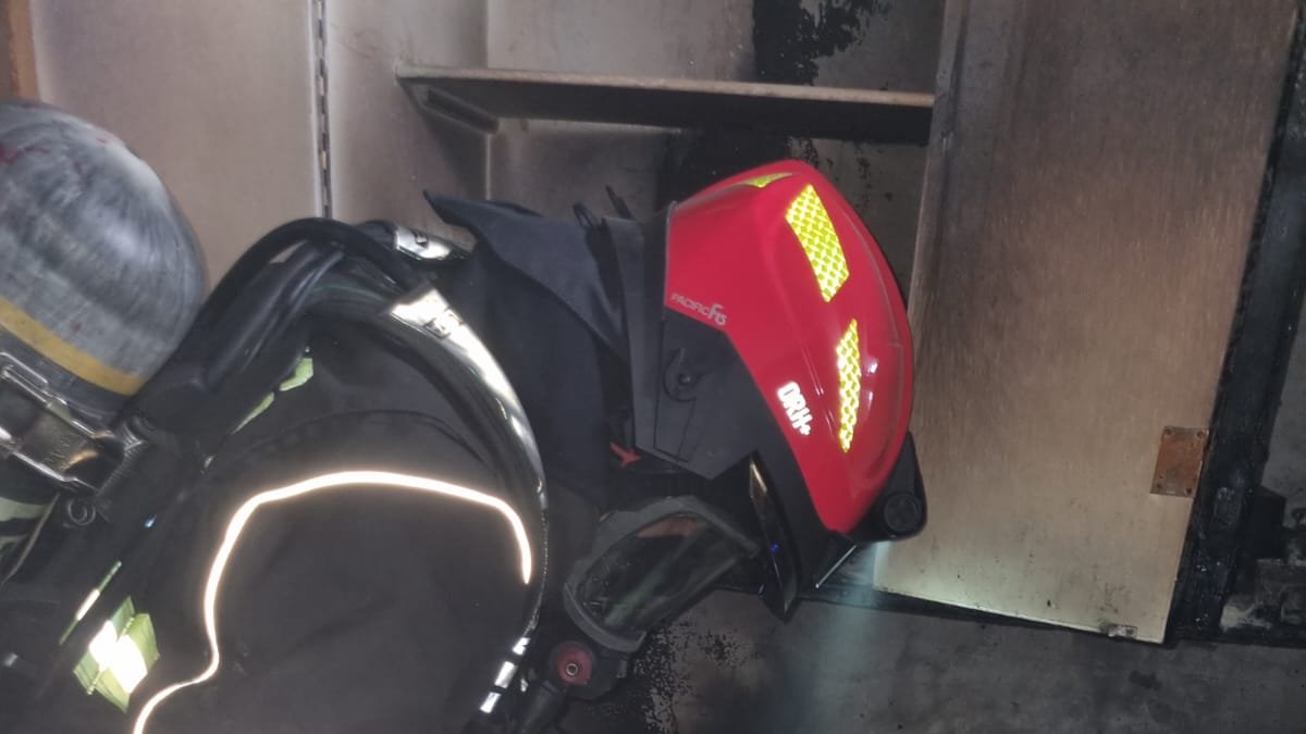 Los bomberos controlaron el incendio estructural registrado en la Unidad Educativa.