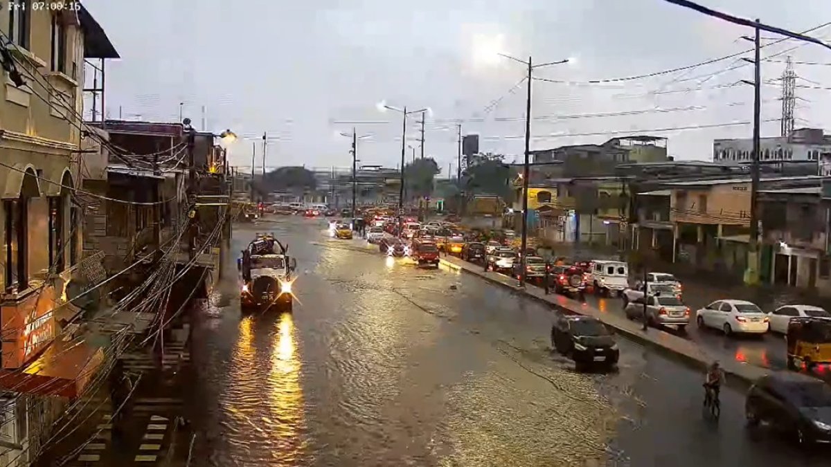 En la calle Juan Péndola, en el Guasmo sur, se evidencia acumulación de agua, la mañana de este viernes 17 de enero.