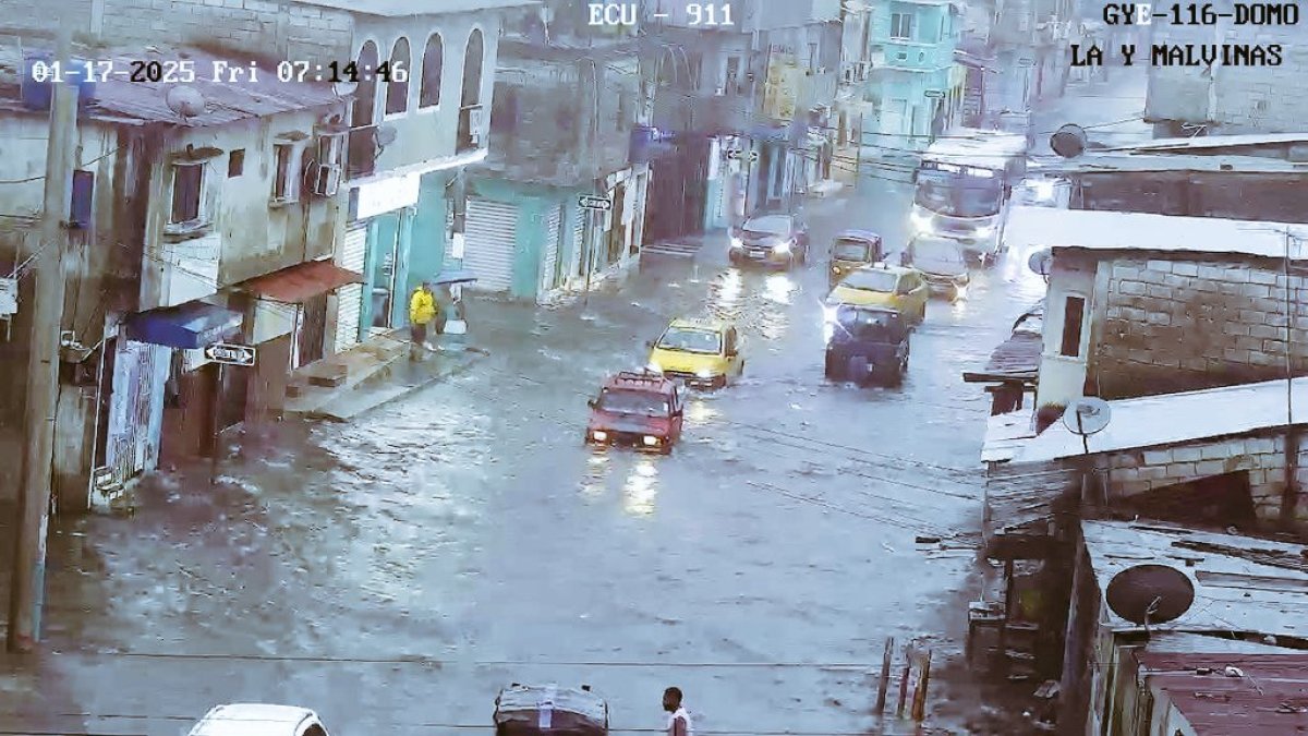 En calles del sur de Guayaquil se evidenció acumulación de agua por la fuerte lluvia, la mañana de este viernes 17 de enero.