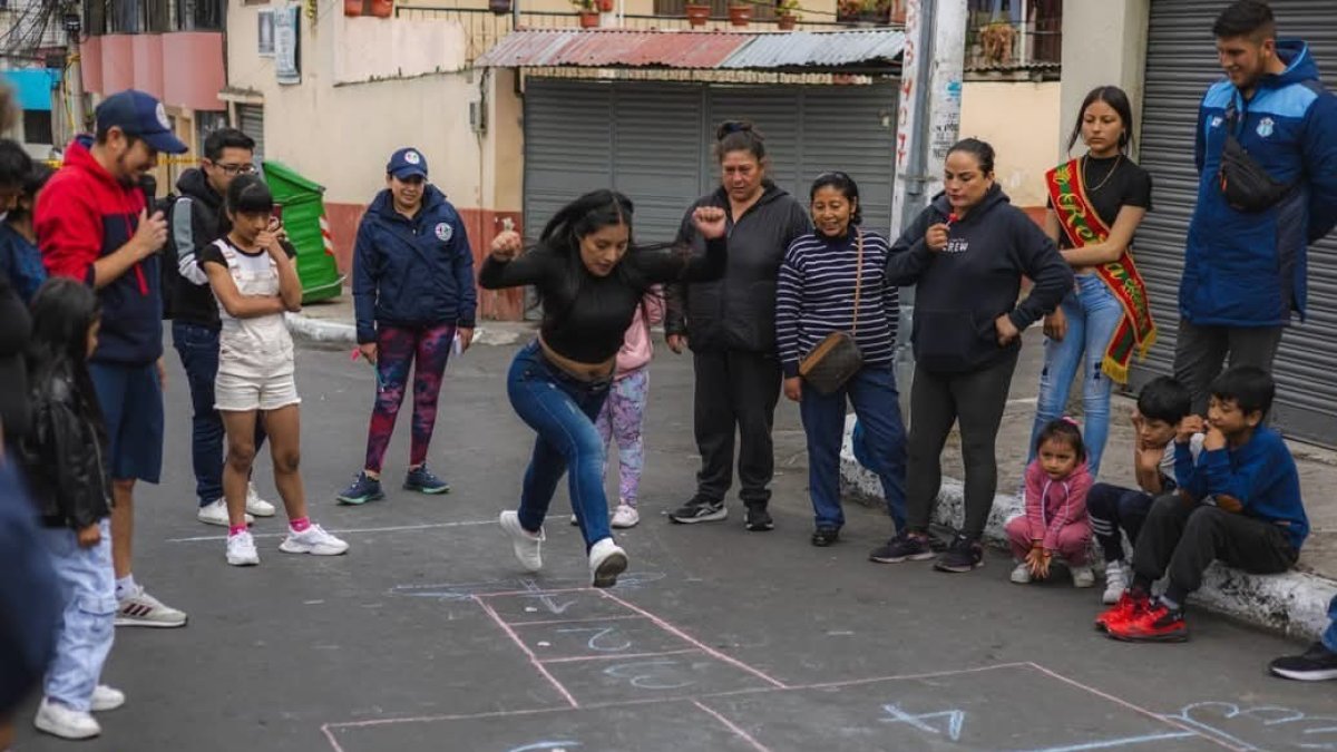 Ambato. El juego de la rayuela hizo que adultos y jovenes participen.
