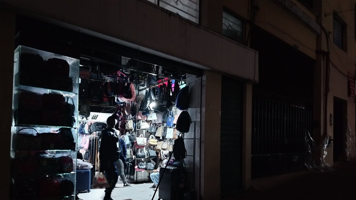 Crisis. En tiempo de los cortes de energía eléctrica, en el 2024, a los negocios se les desplomaron las ventas.