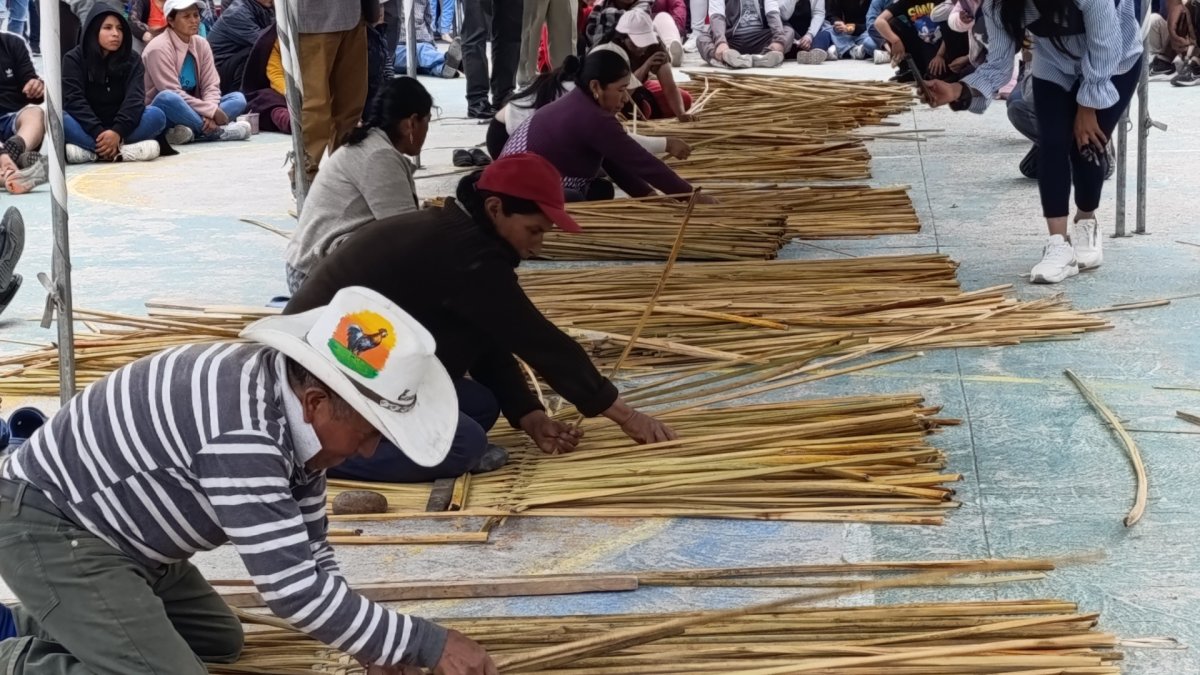 Concurso de tejido y proyectos comunitarios buscan preservar una técnica ancestral que ha sido el sustento de generaciones en la parroquia San Gerardo, en Chhimborazo.