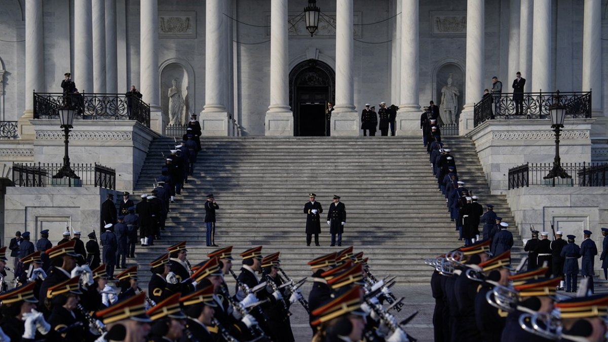 Una banda militar actúa durante un ensayo general en el Capitolio de Estados Unidos antes de la toma de posesión del presidente electo Donald Trump, en Washington.