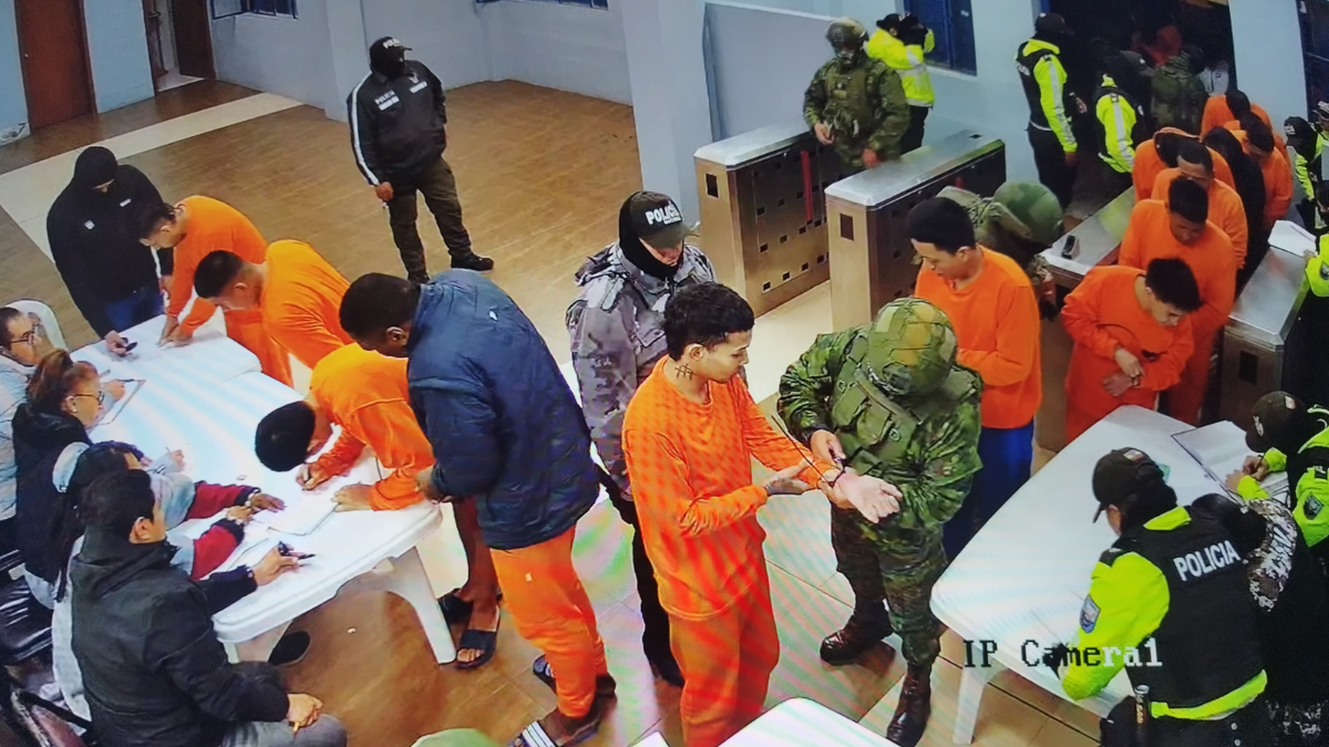 Con un fuerte contingente militar y policial se realizó el traslado de privados de libertad.