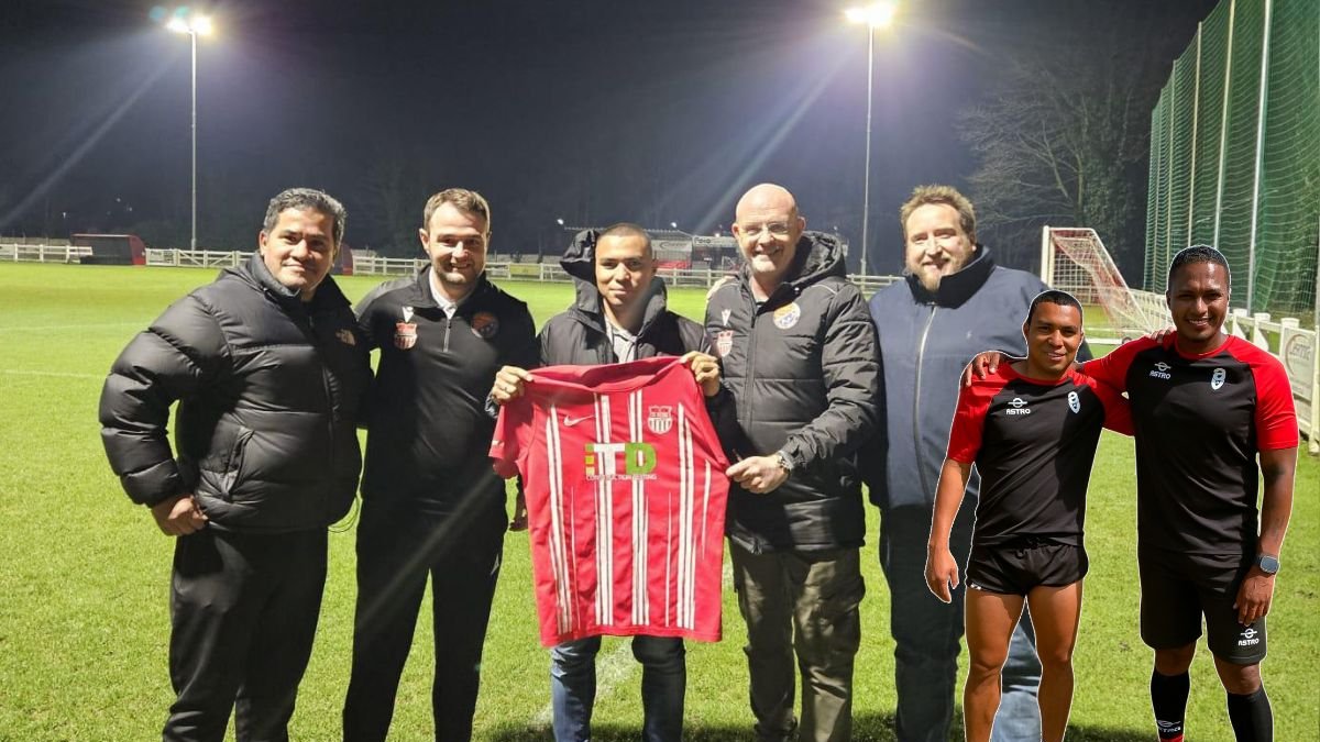 Jefferson Montero y la camiseta del FC St Helens.