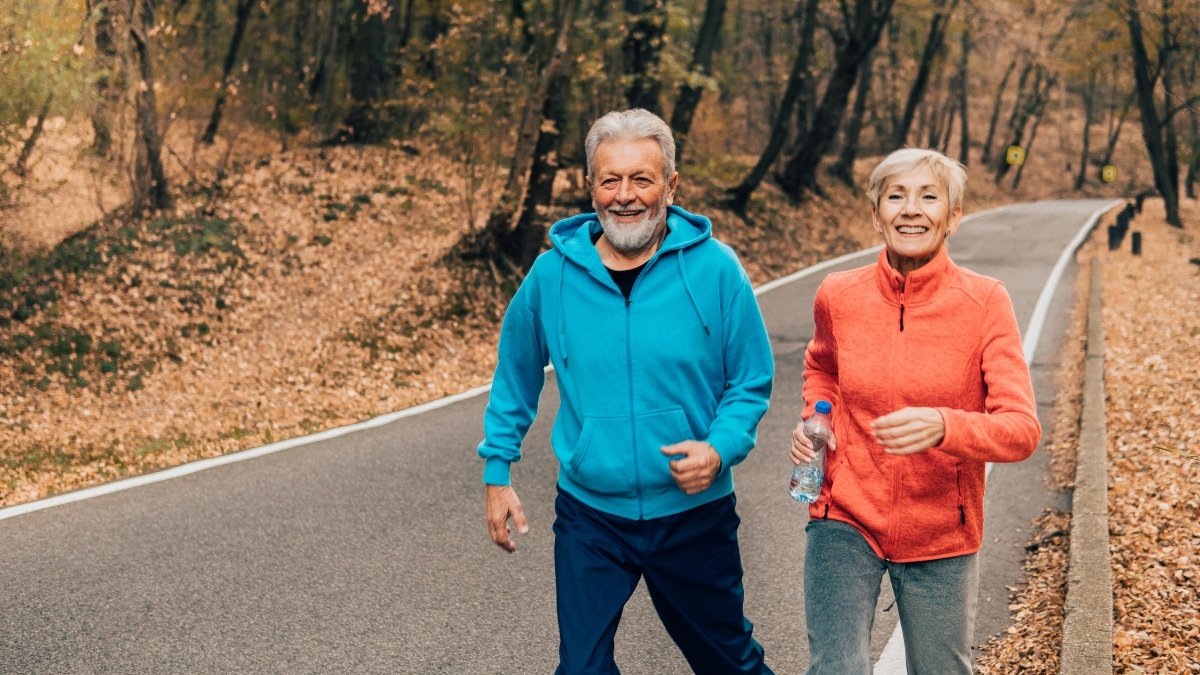 Conoce los beneficios de caminar después de los 60.