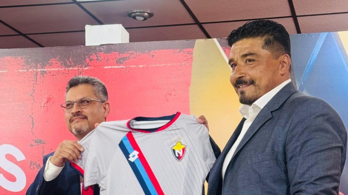 El Turco Asad (d) firmó hasta finales de la temporada 2025, con opción de compra.