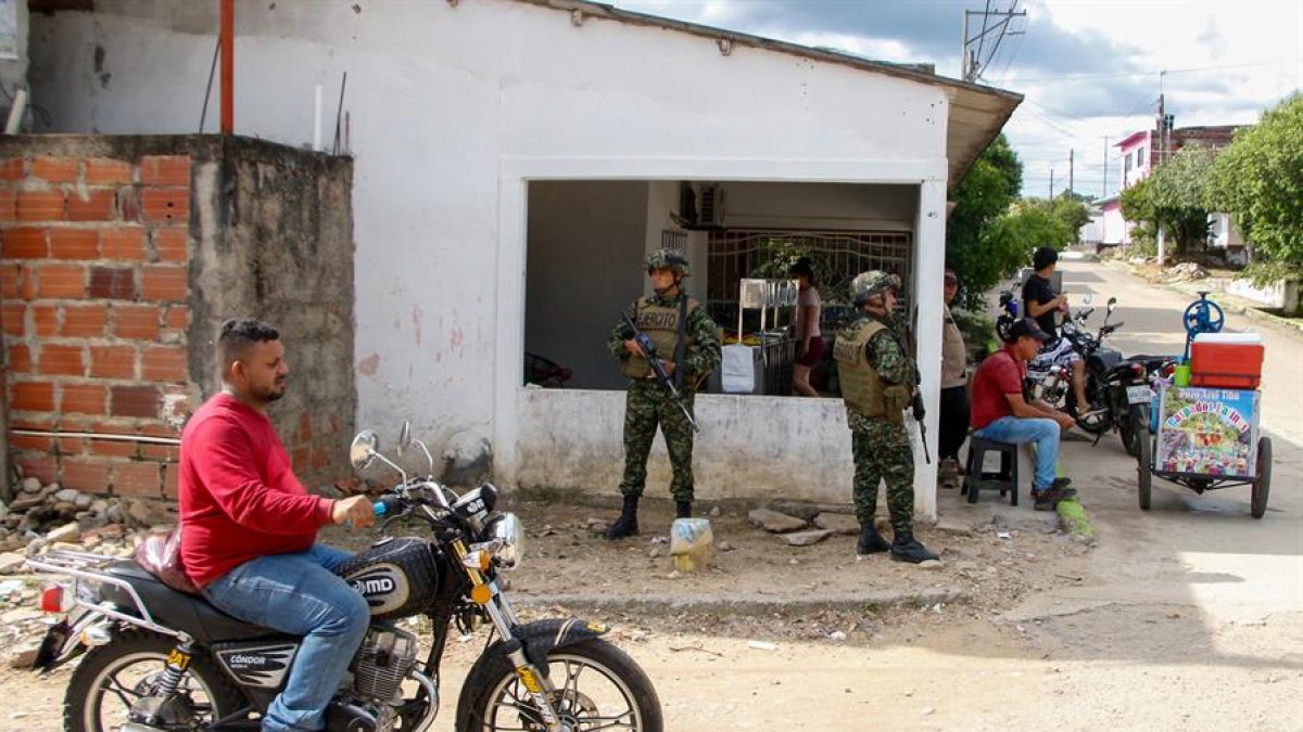 Tibú (Colombia). Varios soldados del Ejercito aparecen custodiando en las calles de este municipio del departamento de Norte de Santander.